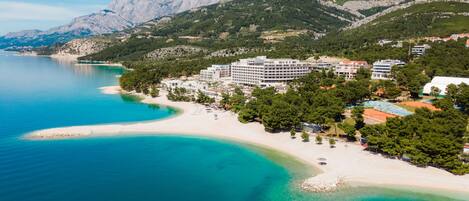 Nær stranden og hvit sand