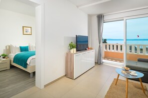 Apartment, 1 Schlafzimmer, Balkon, Meerblick | Wohnbereich | 107-cm-Flachbildfernseher mit Kabelempfang, Fernseher