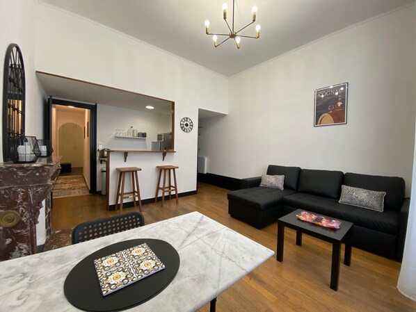 Télévision, cheminée