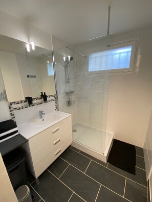 Douche, sèche-cheveux, serviettes fournies, savon