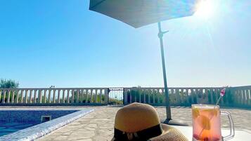 Una piscina al aire libre, una piscina climatizada, tumbonas