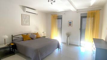 2 bedrooms, in-room safe, iron/ironing board, free WiFi