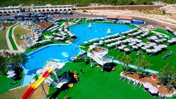 Piscina all'aperto, una piscina riscaldata, lettini