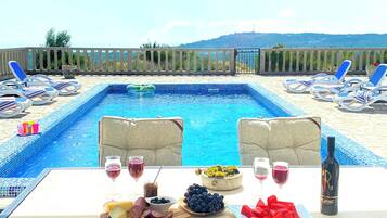 Piscina all'aperto, una piscina riscaldata, lettini