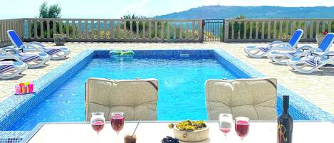 Piscine extérieure, piscine chauffée, chaises longues