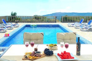 Piscine extérieure, piscine chauffée, chaises longues