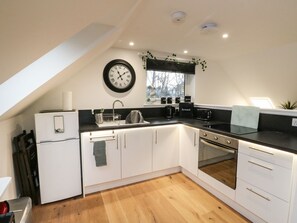 Cottage | Private kitchen | Fridge, electric kettle, toaster, cookware/dishes/utensils - Taorbeag at Taormina (Fort William)