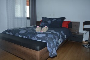 4 slaapkamers, geluiddichte muren, een strijkplank/strijkijzer