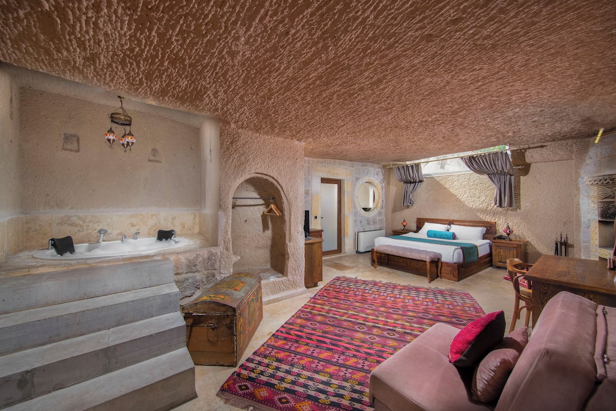 King Cave Suite - 303 | Premium bedding, free minibar items, individually decorated