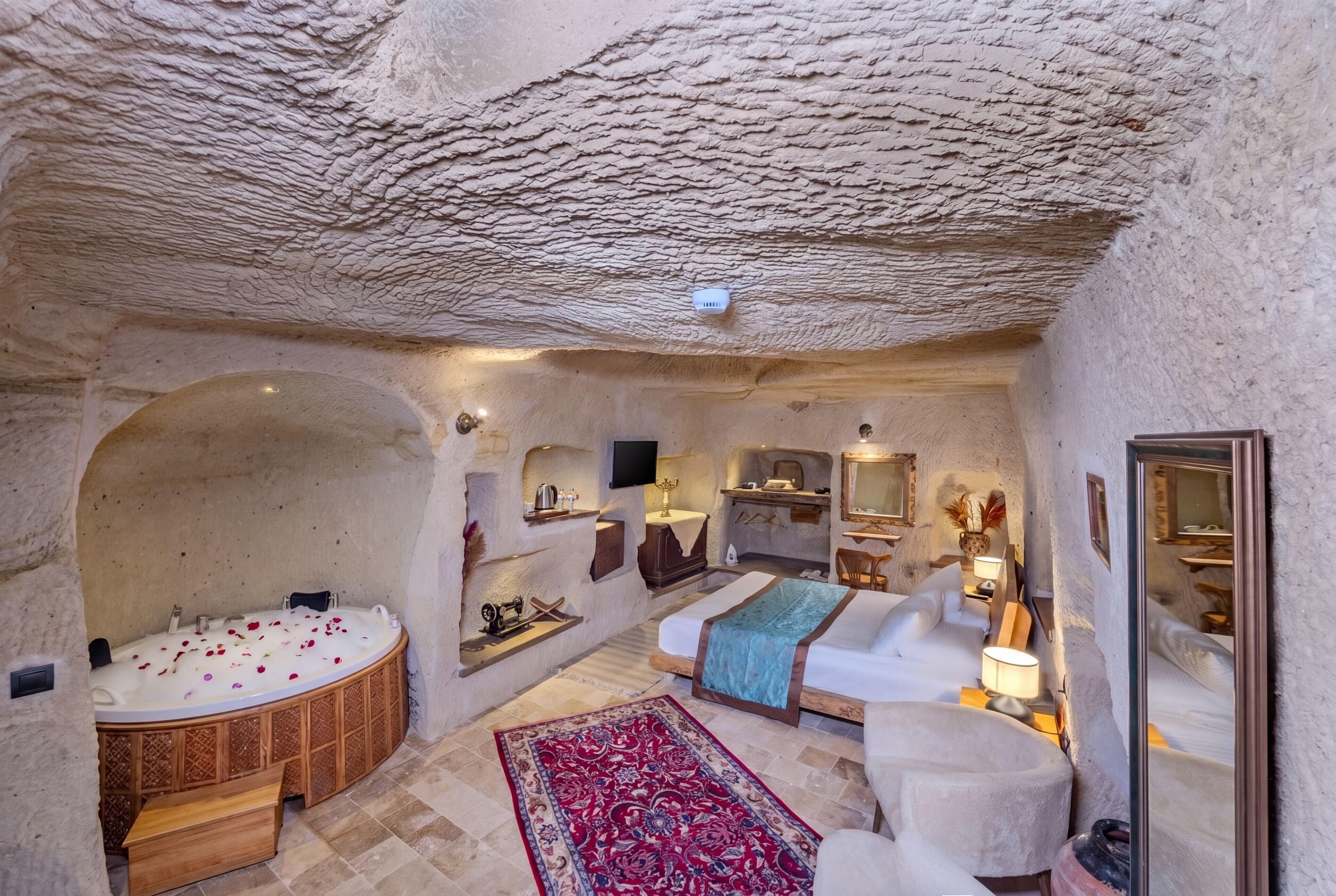 Habitación doble Deluxe, 1 cama King size | Área de sala de estar | Televisión LCD de 32 pulgadas con canales vía satélite y televisión 