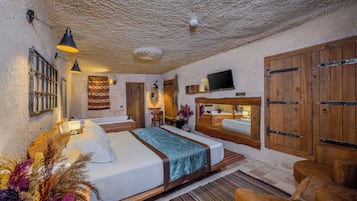 Ropa de cama de alta calidad, minibar y decoración personalizada