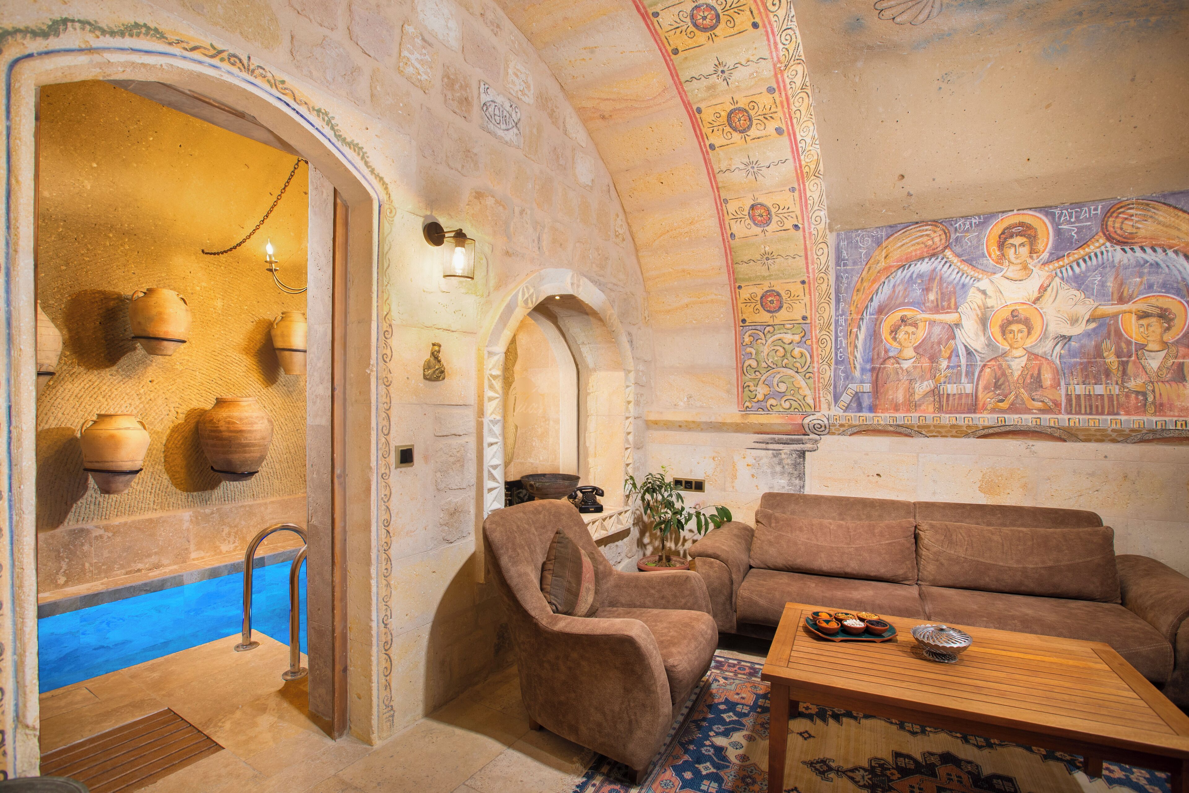 Deluxe Arch Suite - 102 | Wohnbereich | 32-Zoll-LCD-Fernseher mit Satellitenempfang, Fernseher, Drucker