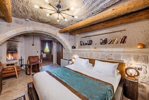 Deluxe Arch Suite - 206 | Living area