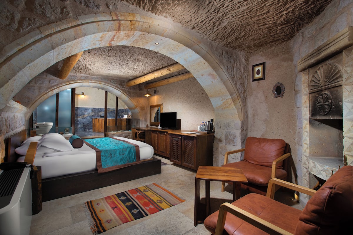 Deluxe Arch Suite - 206 | Premium bedding, free minibar items, individually decorated