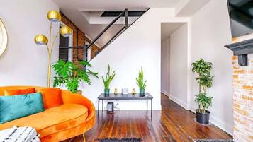 Smart-TV, Bücher, Videothek, Arbeitsbereiche