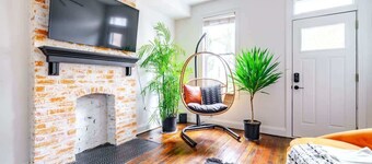 Urban Jungle- Parking Free – Prime Location - Pets