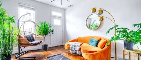 Smart-tv, böcker, ett filmbibliotek och kontor