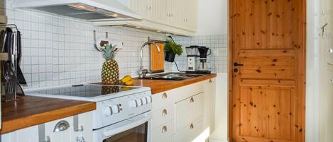 Fridge, stovetop, dishwasher, coffee/tea maker