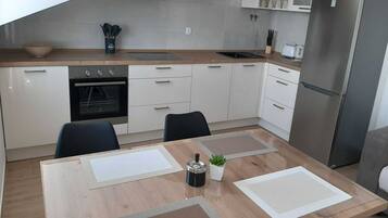 Apartamento (Superior Two Bedroom Apartment with T) | Cocina privada | Frigorífico