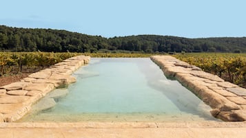 Kolam renang outdoor, dengan kursi berjemur