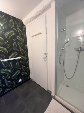 Dusche, Haartrockner, Seife, Shampoo