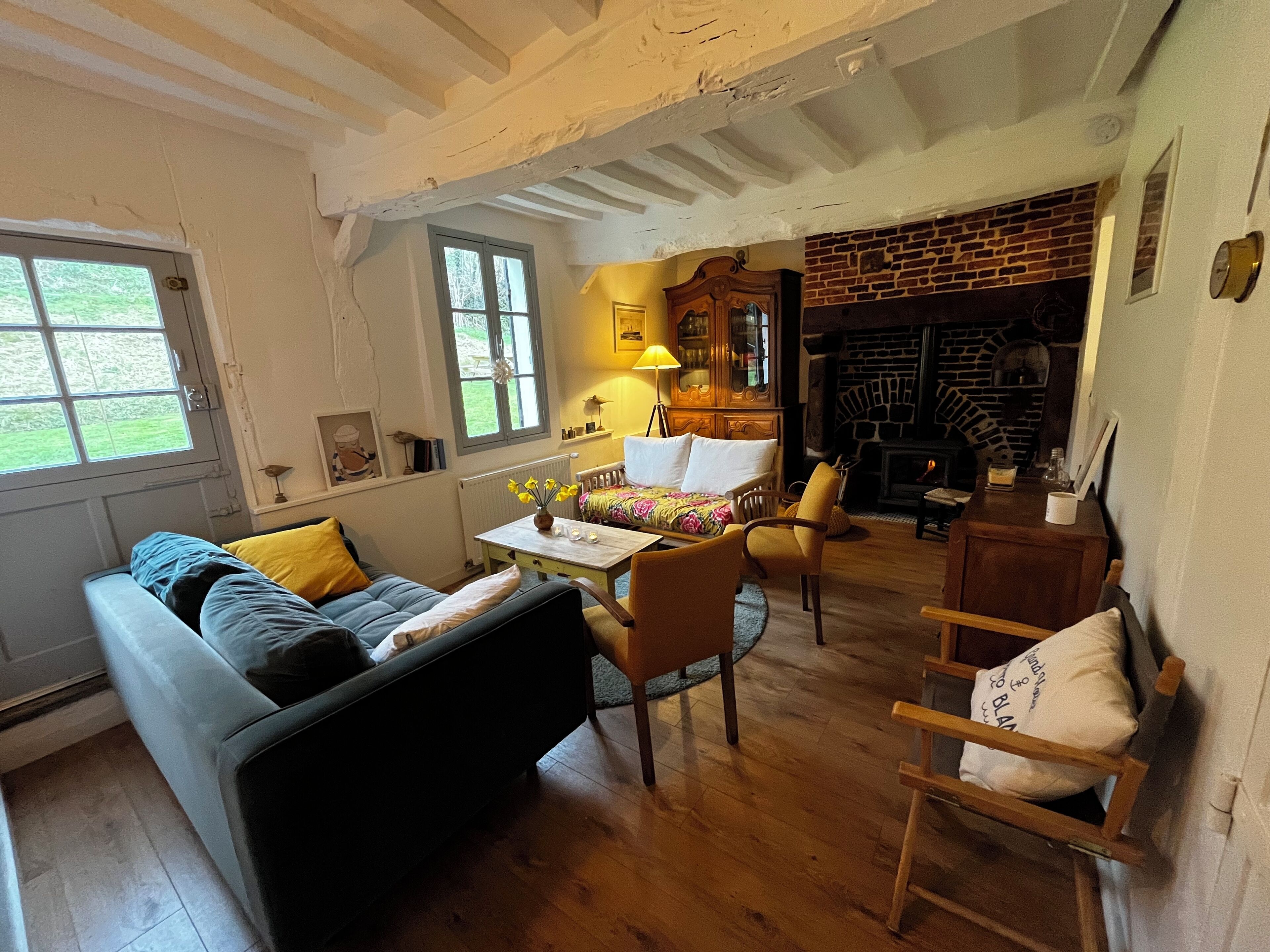 Cheminée, baby-foot, livres, imprimantes