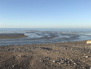 Una playa rocosa con cielo despejado.