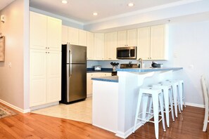 Frigorífico, microondas, horno y placa de cocina