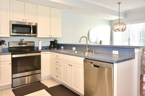 Réfrigérateur, four à micro-ondes, un four, surface de cuisson