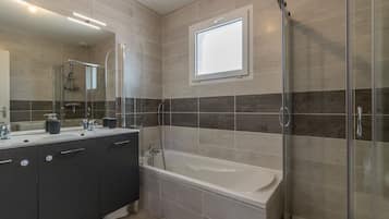Baignoire, sĂšche-cheveux, serviettes fournies