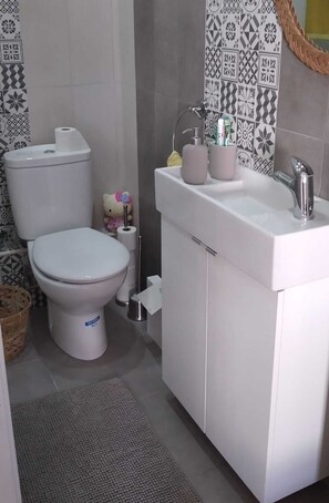 Duschwanne, Haartrockner, Bidet