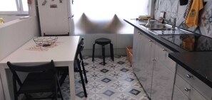 Kühlschrank, Mikrowelle, Herdplatte, Wasserkocher mit Kaffee-/Teezubehör