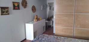 1 Schlafzimmer, Schreibtisch, Bügeleisen/Bügelbrett, Reisekinderbett