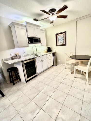  Spacious 1-bedroom just mins to  WEF 