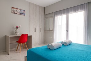 13 Schlafzimmer, Zimmersafe, Schreibtisch, Bügeleisen/Bügelbrett