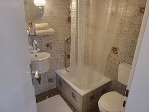 Appartement | Salle de bain | Douche, séchoir à cheveux, serviettes fournies