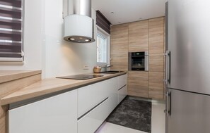 Jääkaappi, mikroaaltouuni, uuni, liesi