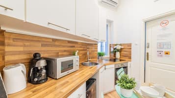 Departamento básico | Cocina privada | Refrigerador, periquera y comedor