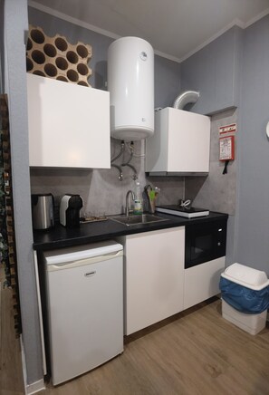 Fridge, microwave, cookware/dishes/utensils, dining tables - HC Suite S.Martinho (São Martinho do Porto)