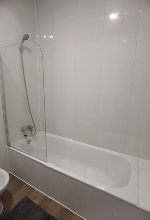 Combined shower/tub, bidet, towels, toilet paper - HC Suite S.Martinho (São Martinho do Porto)
