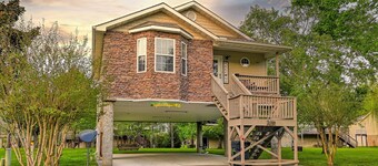 River Access Cottage with Great Parking, 1 Mile to Parkway