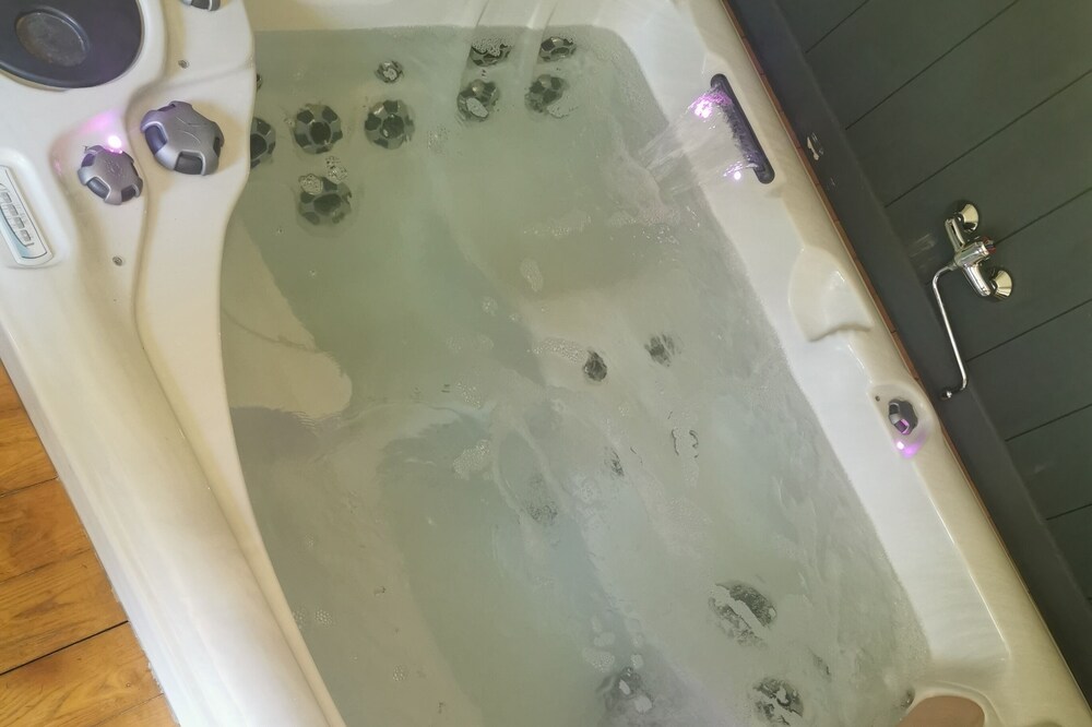 Gite spacieux et design avec jaccuzzi au cœur de la foret ardennaise