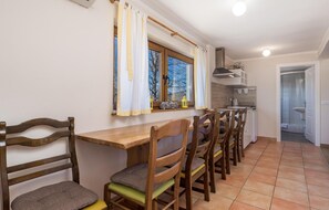 Fridge, microwave, stovetop, coffee/tea maker - Nice home in Rakovicko Seliste with WiFi (Rakovicko Seliste)