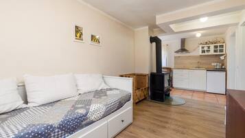 2 bedrooms, iron/ironing board, travel cot, free WiFi