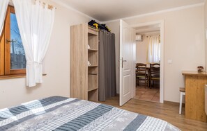 2 bedrooms, iron/ironing board, travel crib, free WiFi - Awesome home in Rakovicko Seliste (Rakovicko Seliste)