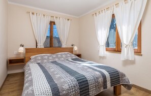 2 bedrooms, iron/ironing board, travel cot, free WiFi - Nice home in Rakovicko Seliste with WiFi (Rakovicko Seliste)