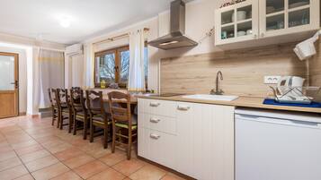 Køleskab, kogeplade, kaffe-/temaskine