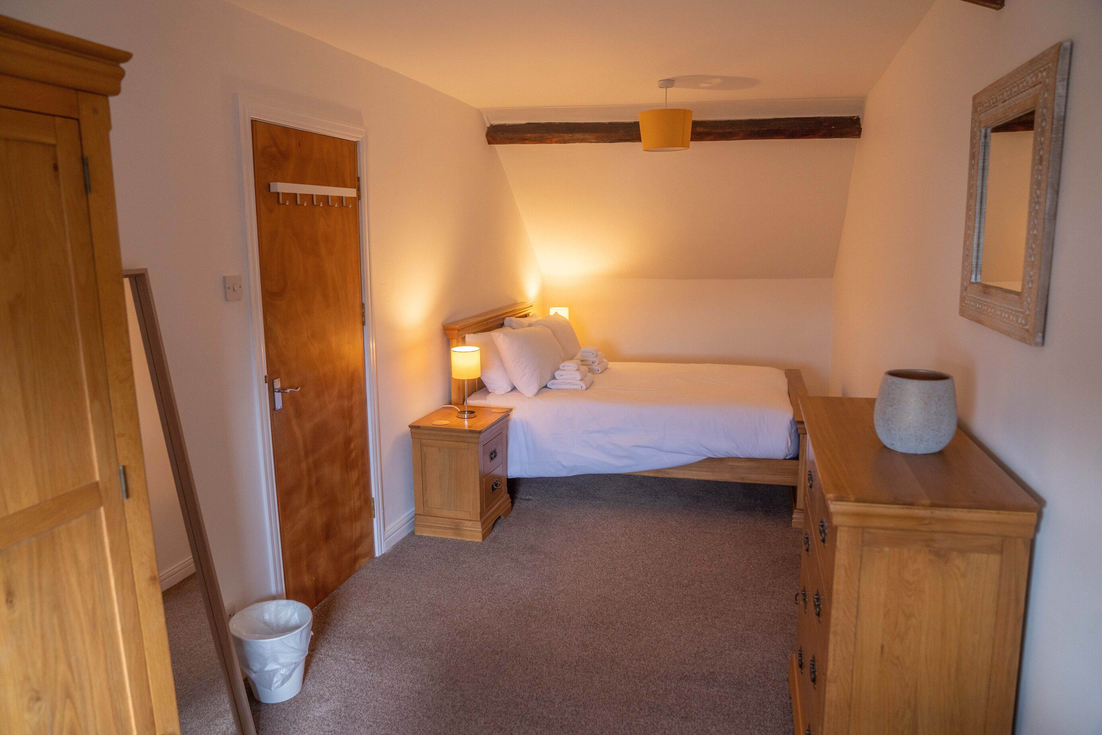 4 chambres, coffres-forts dans les chambres, fer et planche à repasser