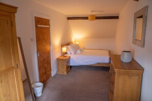 3 bedrooms, in-room safe, iron/ironing board, travel cot