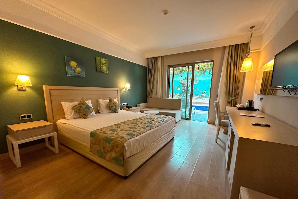Premium Room, Pool Access | 1 bedroom, premium bedding, free minibar, desk